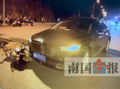 轿车撞电驴后加速前冲 两骑手奇迹般逃过一劫