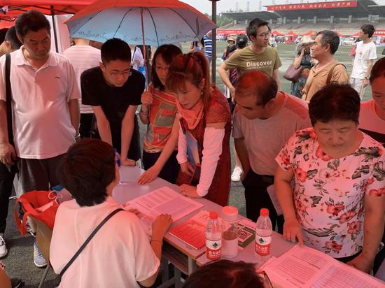 现场查分现场咨询 两万多人现场体验了这项酷爽