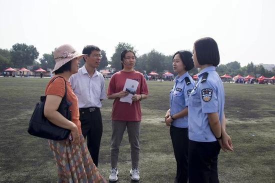 现场查分现场咨询 两万多人现场体验了这项酷爽