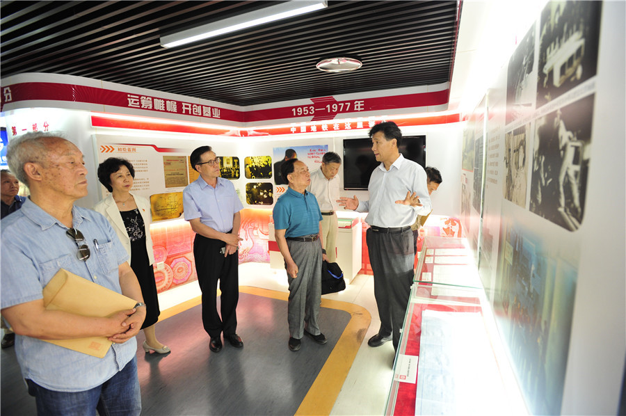 评审组参观公司企业文化展览厅