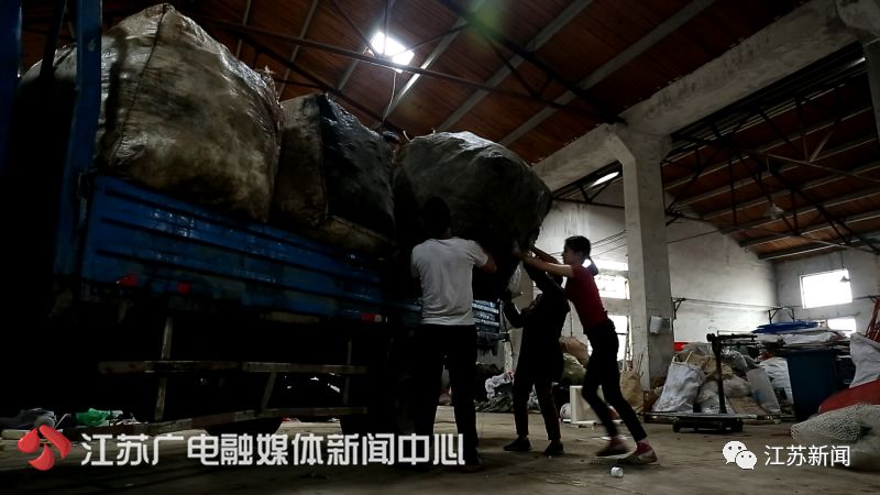 90后姑娘收废品10年，因为科普这个问题火了！