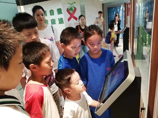 孩子家长们在观看交通安全风险防范知识动漫宣传片