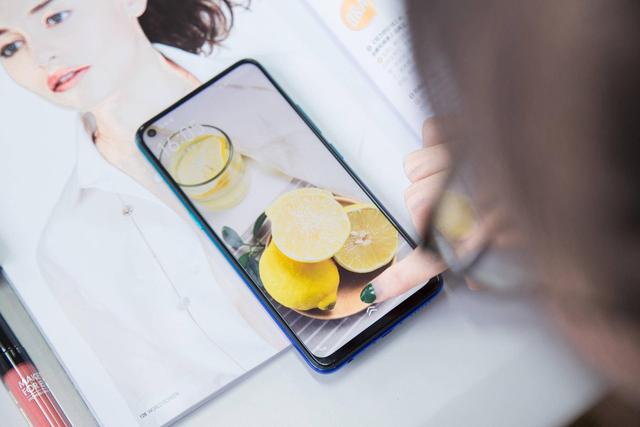 vivo Z5x图赏：顶点周全屏 后置三摄，这款千元机的颜值媲美旗舰