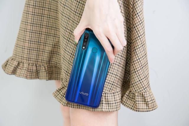 vivo Z5x图赏：顶点周全屏 后置三摄，这款千元机的颜值媲美旗舰