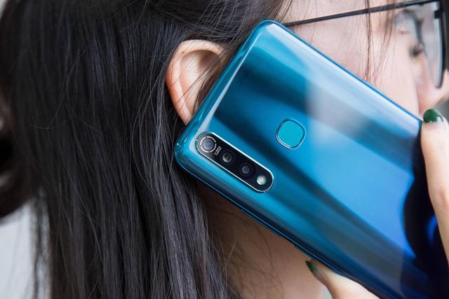 vivo Z5x图赏：顶点周全屏 后置三摄，这款千元机的颜值媲美旗舰