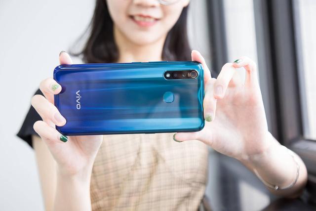 vivo Z5x图赏：顶点周全屏 后置三摄，这款千元机的颜值媲美旗舰