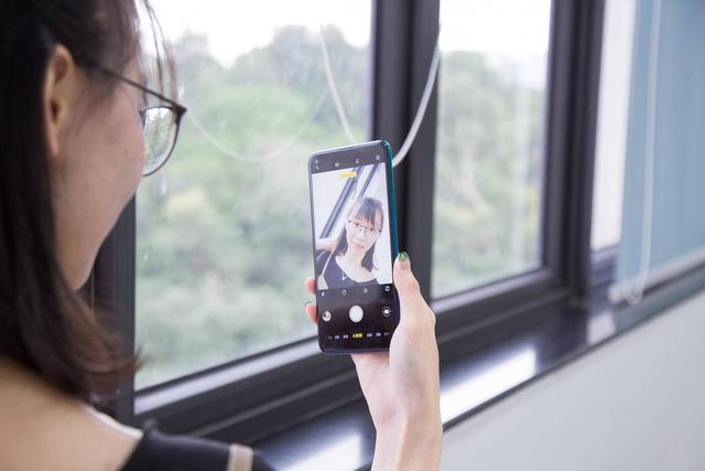 vivo Z5x图赏：顶点周全屏 后置三摄，这款千元机的颜值媲美旗舰