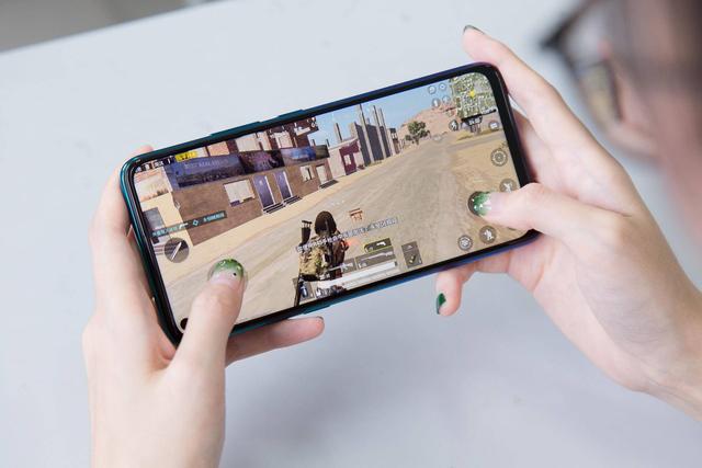 vivo Z5x图赏：顶点周全屏 后置三摄，这款千元机的颜值媲美旗舰