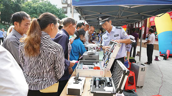 隆林警方开展“智慧公安兴警惠民”主题科技宣传周活动