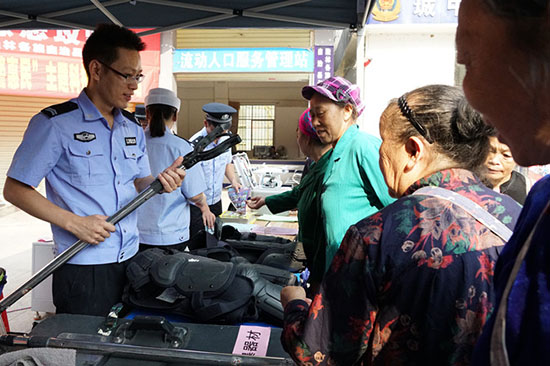 隆林警方开展“智慧公安兴警惠民”主题科技宣传周活动
