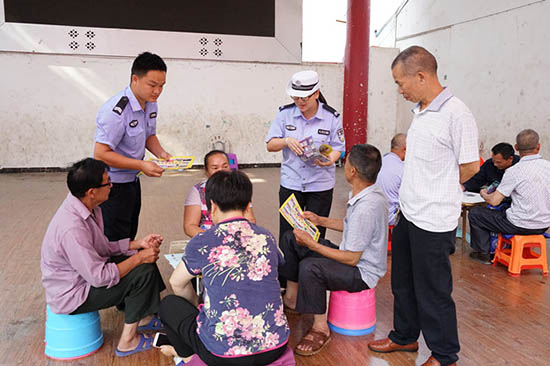 隆林警方开展“智慧公安兴警惠民”主题科技宣传周活动