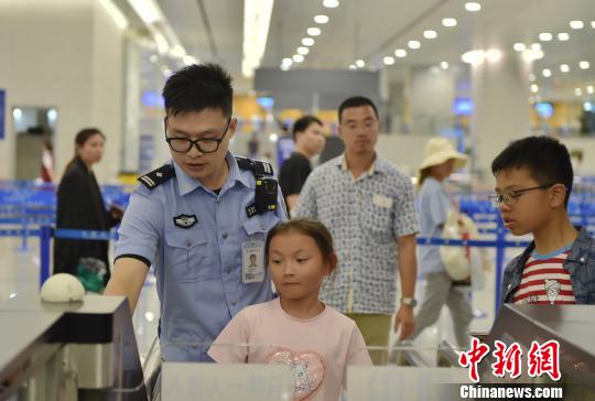 随着电子类出入境旅行证件的日益普及，越来越多出入境人员可由边检自助通关得益。　魏文亨 摄