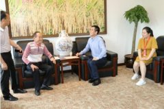 “杂交水稻之父”袁隆平题字赠云集：云美味 集好粮