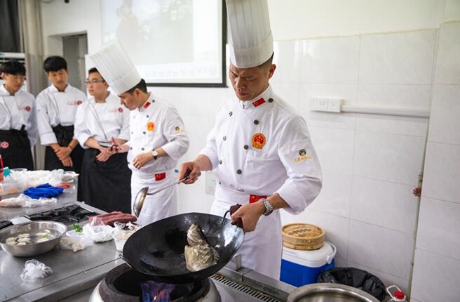 徽菜大师胡建东、张文莅临扬旅商指导经典徽菜