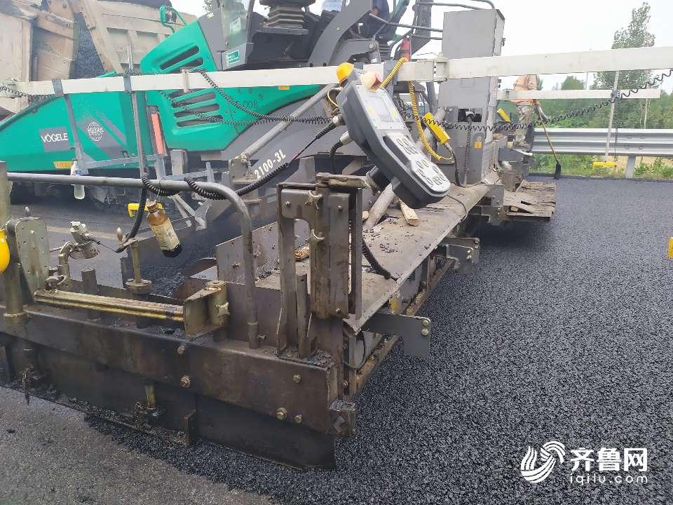 沥青路面全线铺通 滨莱高速改扩建工程交工通车指日可待