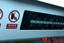 北京地鐵禁食規定怎沒管住不文明的嘴？ 今年5月15日，北京頒布實施了新版《北京市軌道交通乘客守則》，其中明確提出乘客不得在列車車廂內進食。新規實施近兩個月來，記者發現，有人自覺遵守規定，也有人繼續旁若無人的在車廂內吃東西。【詳細】