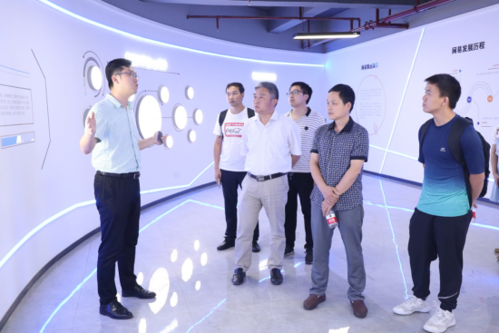 图为 云阳职教中心调研组成员在企业调研。(李定明 摄) 图为 云阳职教中心调研组成员在企业调研。(李定明 摄)