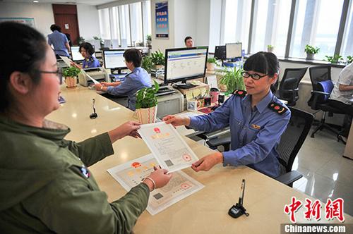 资料图：民众领取工商营业执照。 <a target='_blank' href=''>中新社</a>记者 于海洋 摄
