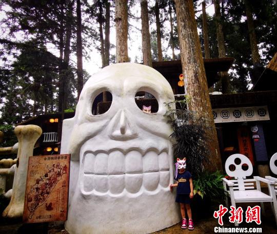图为大陆小朋友在妖怪村游玩。　吕巧琴 摄