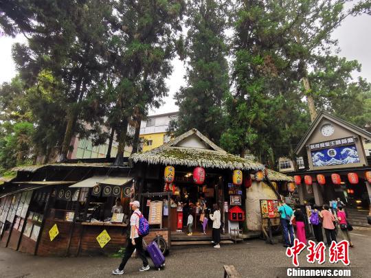 图为妖怪村街景。　吕巧琴 摄