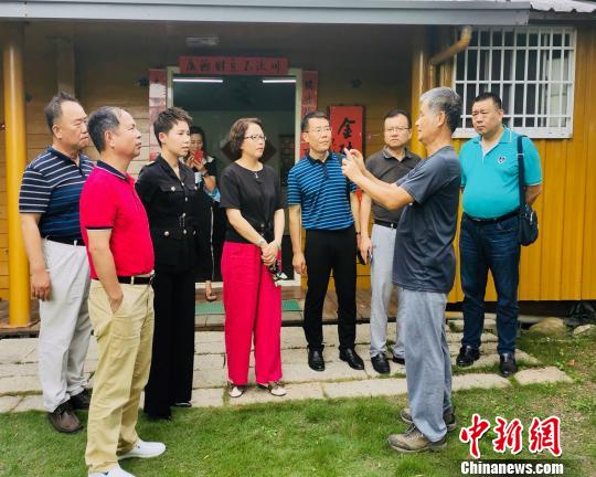 图为在稻香休闲农场调研。　李小清 摄