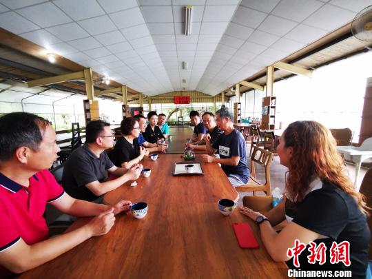 图为在稻香休闲农场调研。　李小清 摄