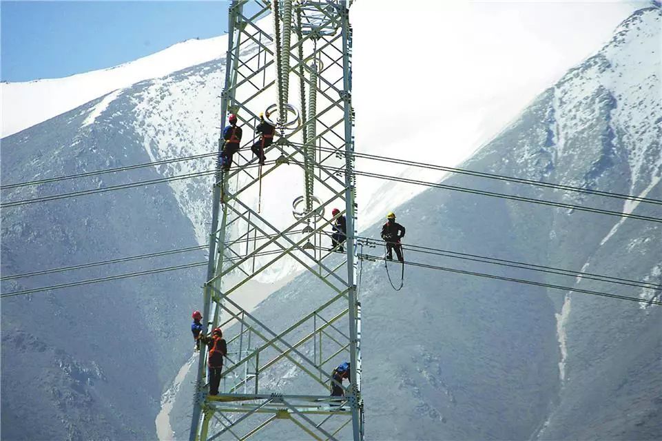 ▲青藏联网工程中，电力建设者在高海拔进行高空作业