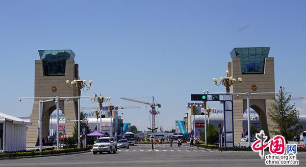 【新时代幸福美丽新边疆】货从五湖四海进，客因一带一路来百年口岸霍尔果斯发生了怎样的奇迹？