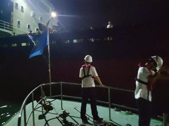 海事人员通过AIS和甚高频(VHF)等执法设备准确确定目标船舶所在位置