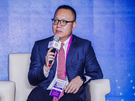 图为完美世界CEO萧泓博士参与“新文化产业：技术、平台与IP”议题讨论