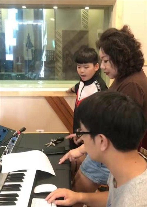 图9-3丁少茸老师和李炜老师在指导歌手录制大赛主题曲