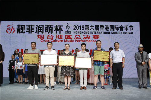 图10颁奖典礼现场市对外友协崔建成副会长为各界伙伴颁奖