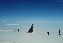 无人机航拍玻利维亚“天空之境”玻利维亚的乌尤尼盐沼是世界上最大的盐沼地，面积绵延1万多平方公里，有“天空之镜”的美称。在电影制作人斯特凡诺·蒂奥佐(Stefano Tiozzo)航拍的镜头中，这片盐沼宛如一面大镜子，映射着湛蓝的天空和白云，水天一色，如梦如幻。【详细】国际新闻｜国际热图