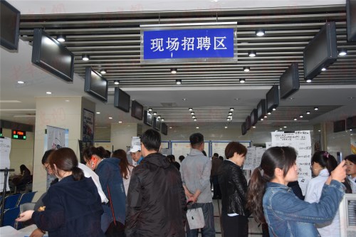 搭建人才交流平台 市南区人社局在民生大厦举办餐饮住宿业专场招聘会