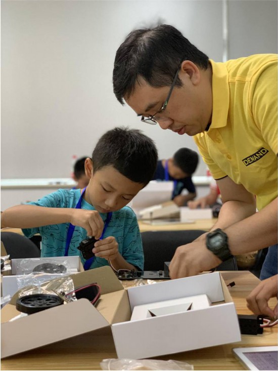 迪曼机器人STEM公益进入安贞社区：青少年科技体验中心揭幕