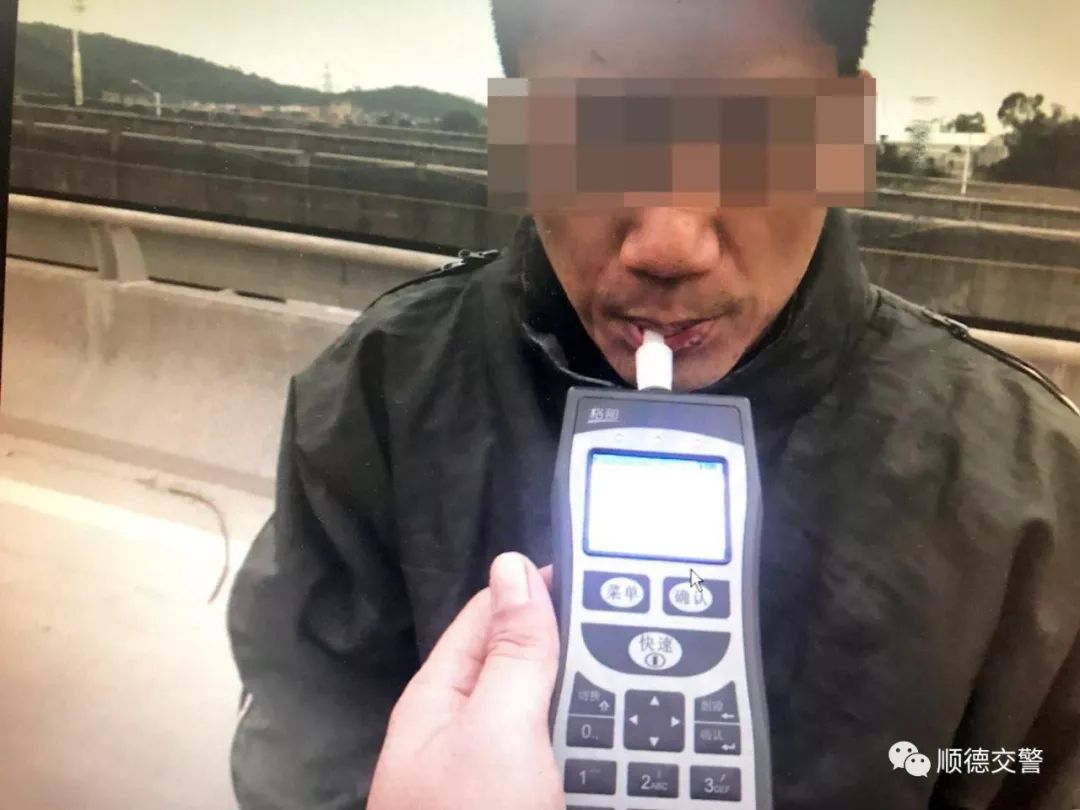 佛山小车被大货车前后夹击成废铁，司机奇迹生