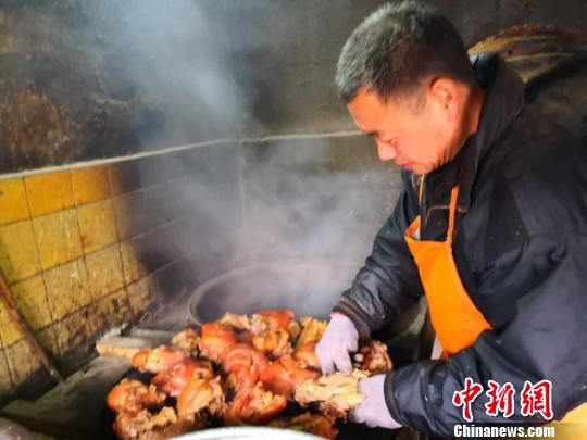 图为“赵家熏肉”的师傅正在进行熏制。　李洋 摄