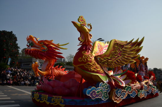 图为 巡游花车 殷文亮摄