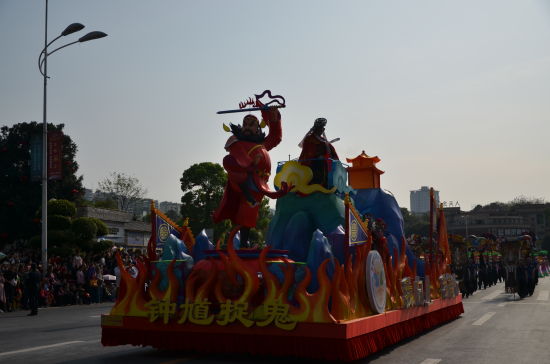 图为 巡游花车 殷文亮摄