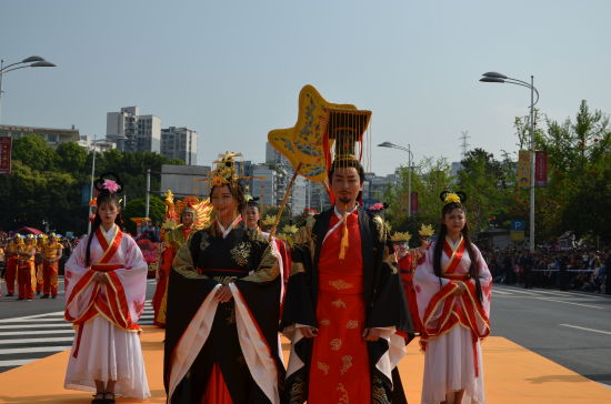 图为“阴天子”和“天子娘娘”出巡。 摄影 殷文亮