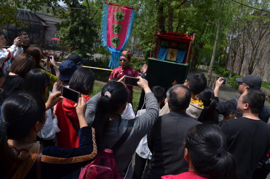 图为 游客们围观吴桥杂技“独台戏”。 殷文亮摄