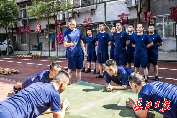 武汉消防员：早晨训练一身汗，午饭来不及吃连