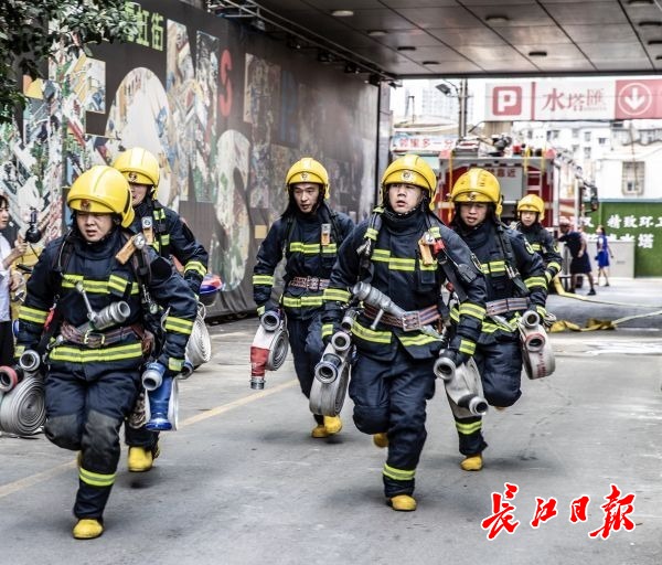 武汉消防员：早晨训练一身汗，午饭来不及吃连