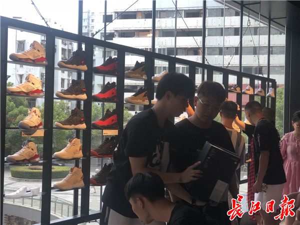 一双鞋“资格号”转手卖几千，父母给十几万炒