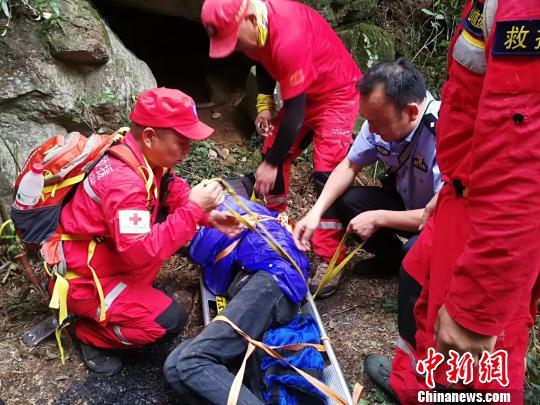 救援人员小心翼翼地将方先生抬下山　义乌公安提供