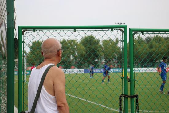 78岁高龄的潍坊杯球迷