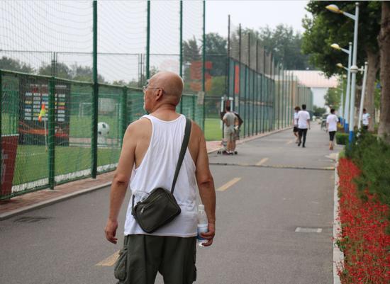 对话潍坊杯78岁球迷:鲁能足校管理有待提高 人才