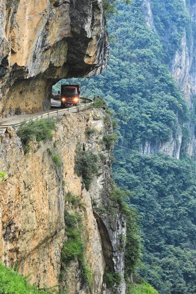 貴州畢節人懸崖峭壁鑿出“網紅”奇跡