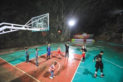 水在“天上流”、溶洞里打篮球 悬崖峭壁凿出网