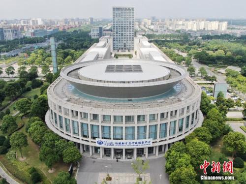 8月7日，上海临港新城迎来了《中国(上海)自由贸易试验区临港新片区总体方案》公布后的第一个变化，即临港新片区行政服务中心脱去蓝色幕布、正式揭开面纱，并以崭新的身份为企业、市民提供服务。图为空中俯瞰临港新片区行政服务中心。张亨伟 摄